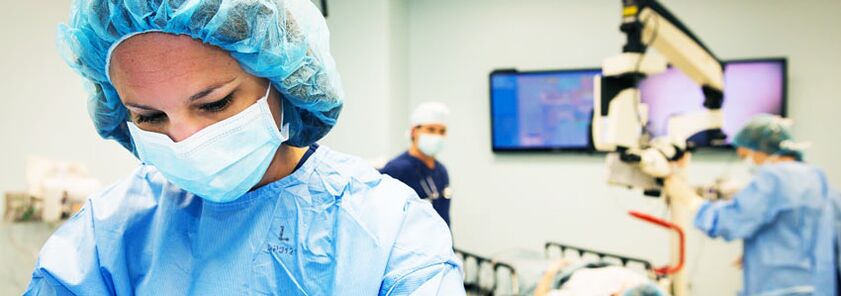 Chirurgen führen plastische Operationen zur Brustvergrößerung durch