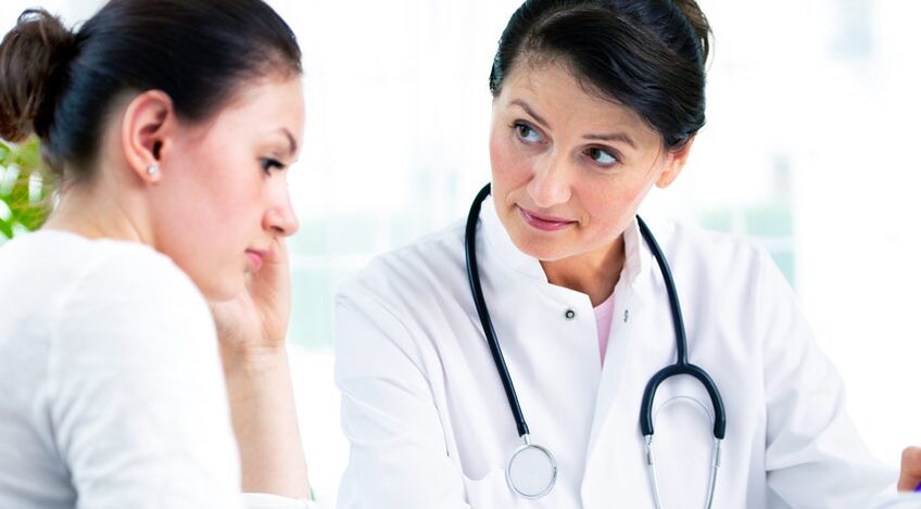 Ein Arzt berät einen Patienten über die Indikationen für eine Augmentations-Mammoplastik.