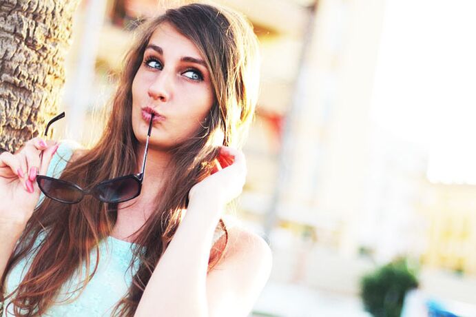 Ein Mädchen denkt darüber nach, ob sie sich einer plastischen Operation zur Brustvergrößerung unterziehen sollte.